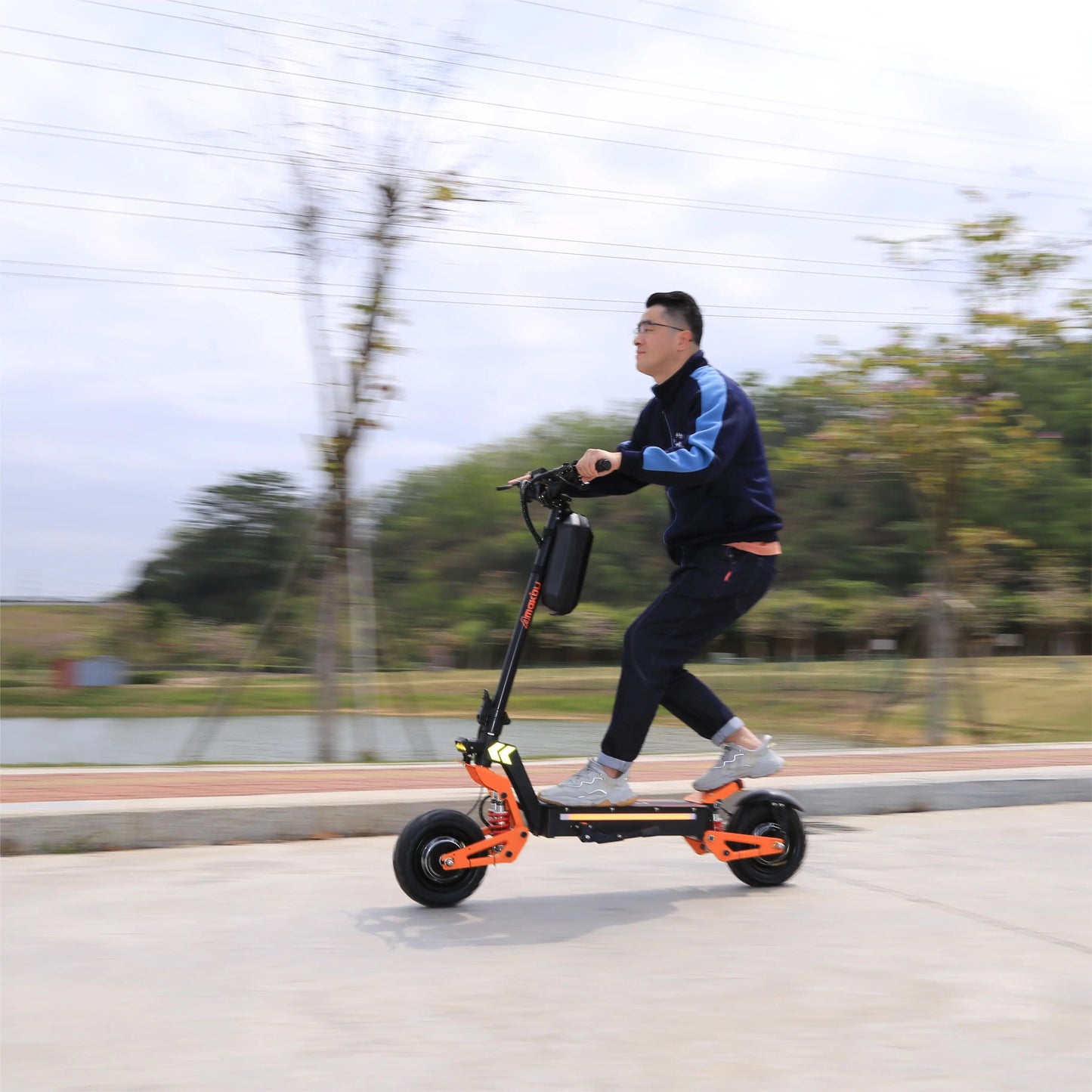 X5 6000W Dual Motor Eelectric Scooter in China Stock 60v 40ah Large Battery Remote Scooter with Seat 11-inch Tires
